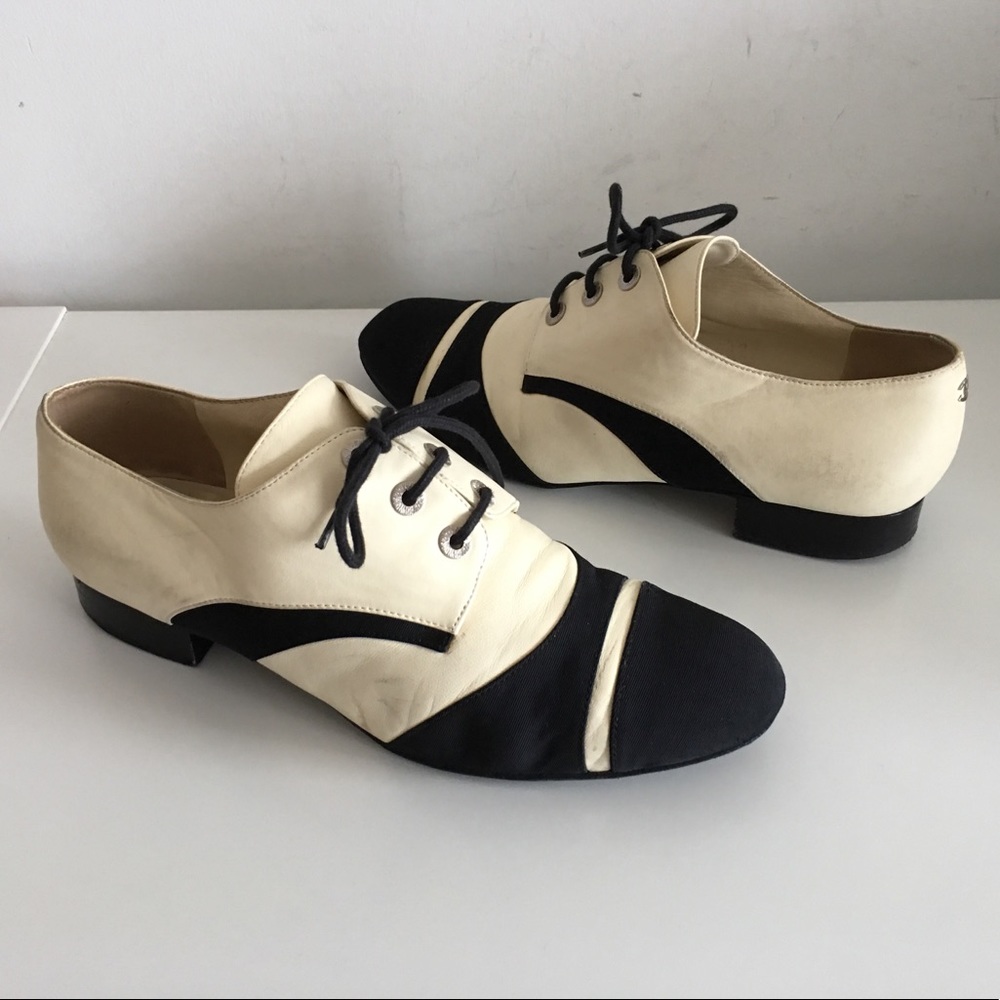 CHANEL LIGHT CREAM/BLACK OXFORD FLATS SHOES